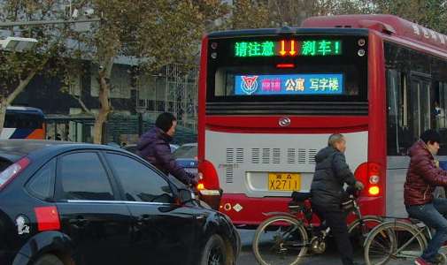 公交車(chē)后全彩LED廣告屏打破廣告?zhèn)髅戒N(xiāo)售瓶頸